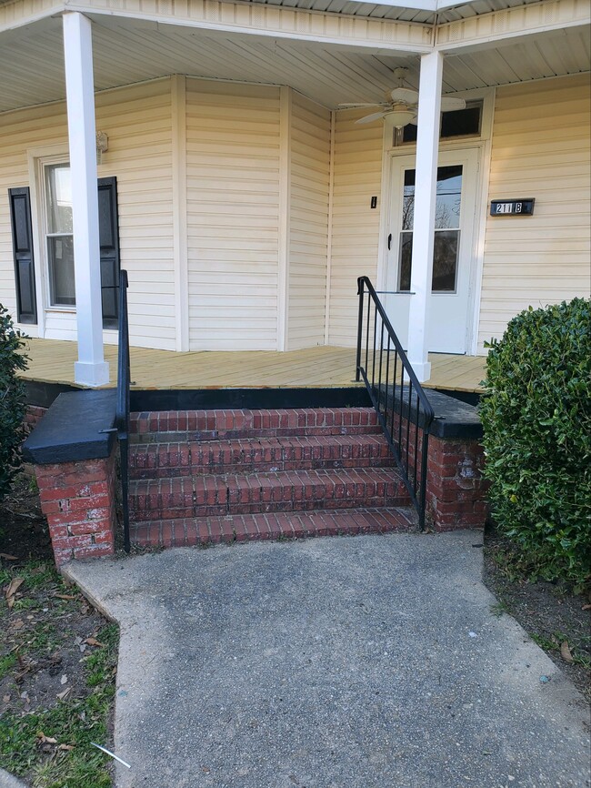 211 N Layton Ave, Unit B in Dunn, NC - Building Photo - Building Photo