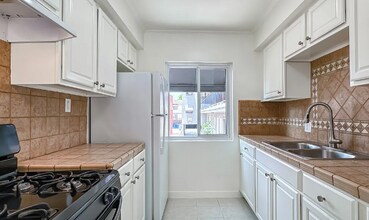 1241 N Fairfax Ave in West Hollywood, CA - Foto de edificio - Building Photo