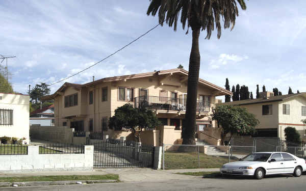 367-375 N Avenue 52 in Highland Park, CA - Foto de edificio - Building Photo