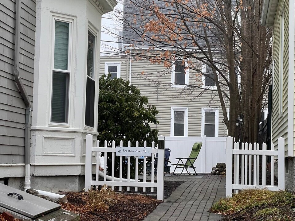45 Brastow Ave in Somerville, MA - Foto de edificio