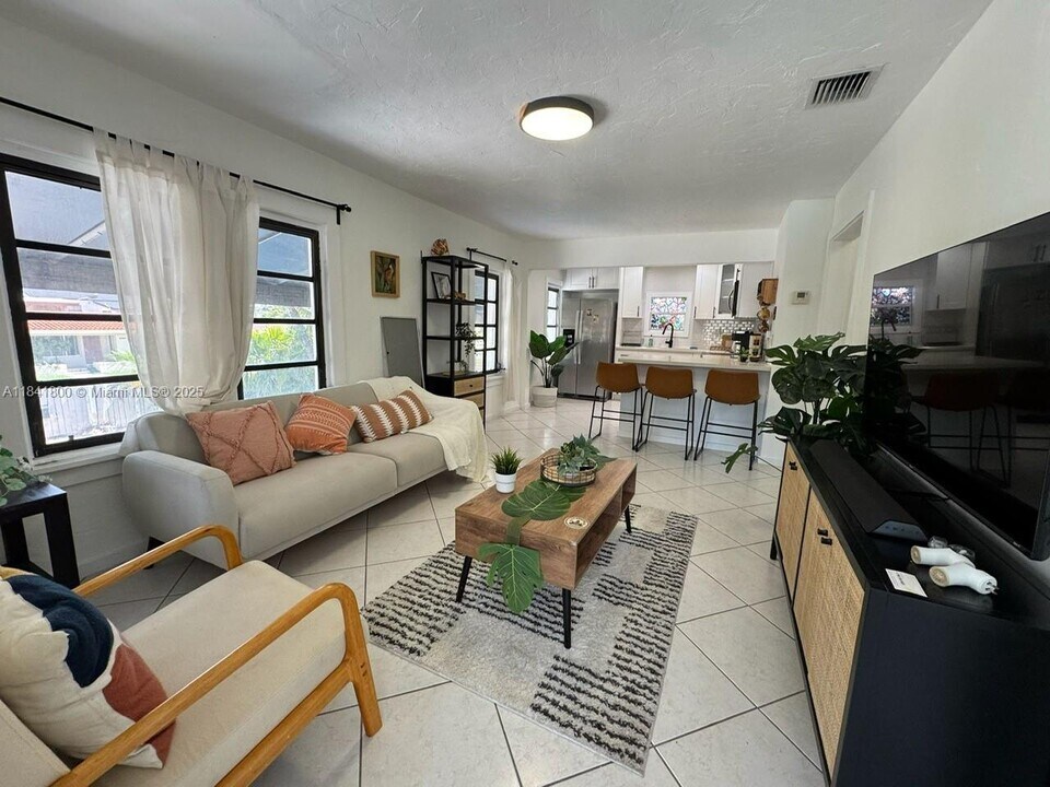 3901 SW 6th St in Coral Gables, FL - Building Photo
