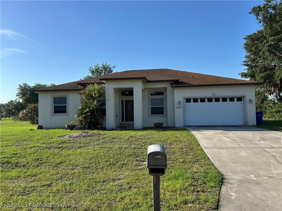 6200 Pebble Ln in Sebring, FL - Foto de edificio