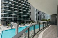 45 SW 9th St, Unit 1006 in Miami, FL - Foto de edificio - Building Photo