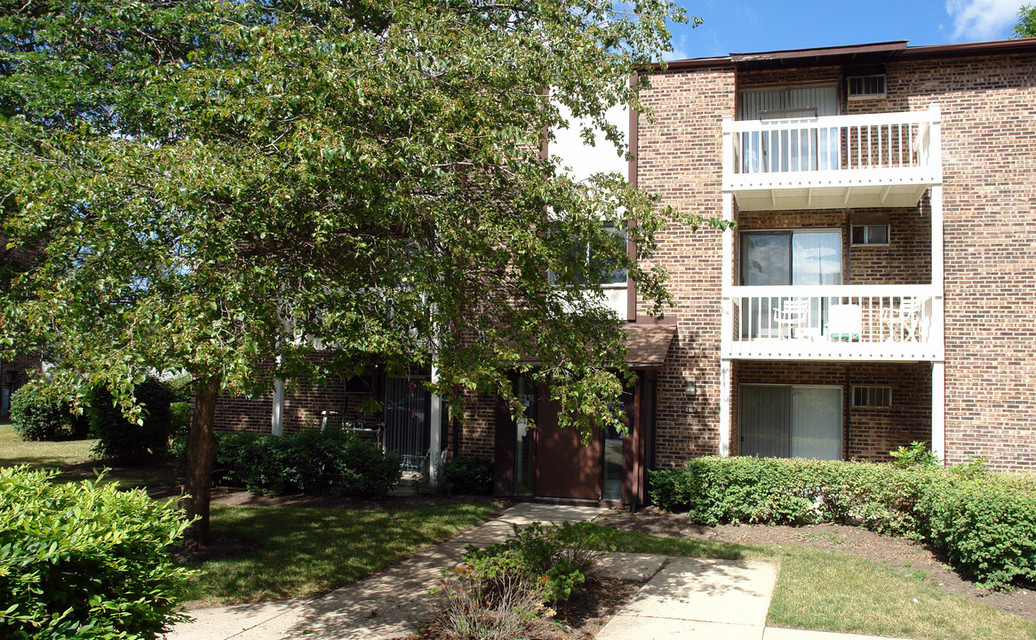 2316 W Nichols Rd in Arlington Heights, IL - Foto de edificio