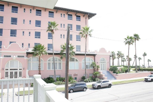 2101 Bernardo De Galvez Ave in Galveston, TX - Building Photo - Building Photo