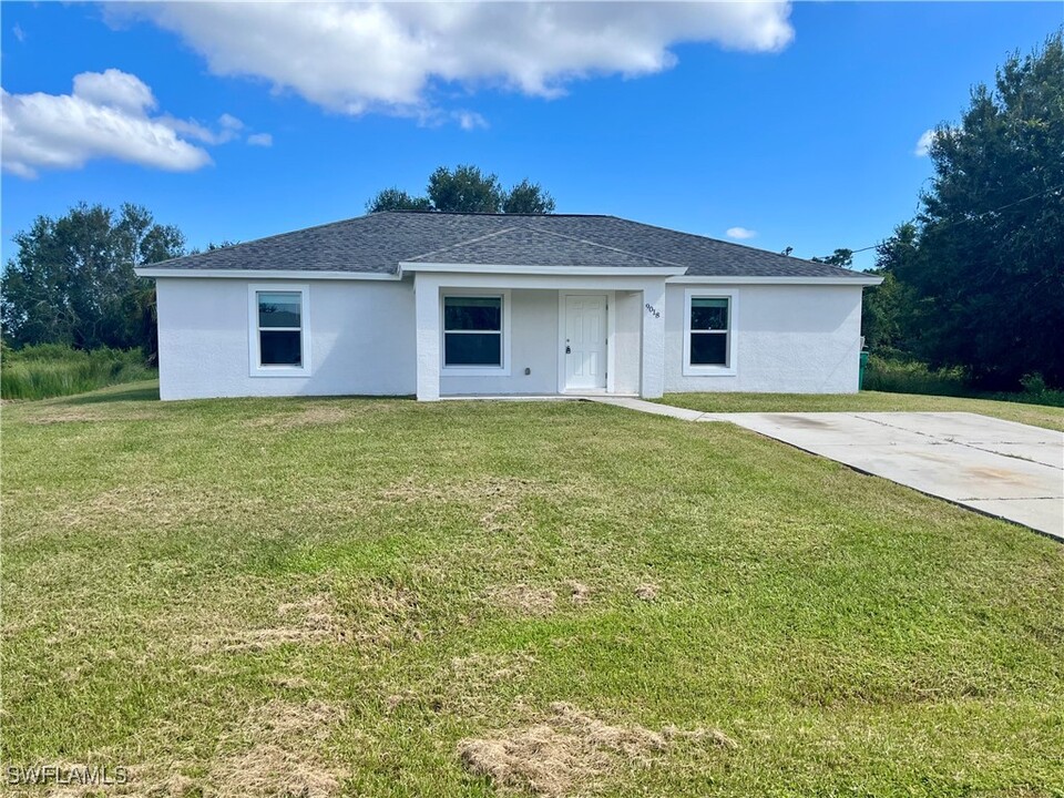 9018 Penny Cir in La Belle, FL - Building Photo