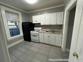 64 Hollis St in Framingham, MA - Building Photo