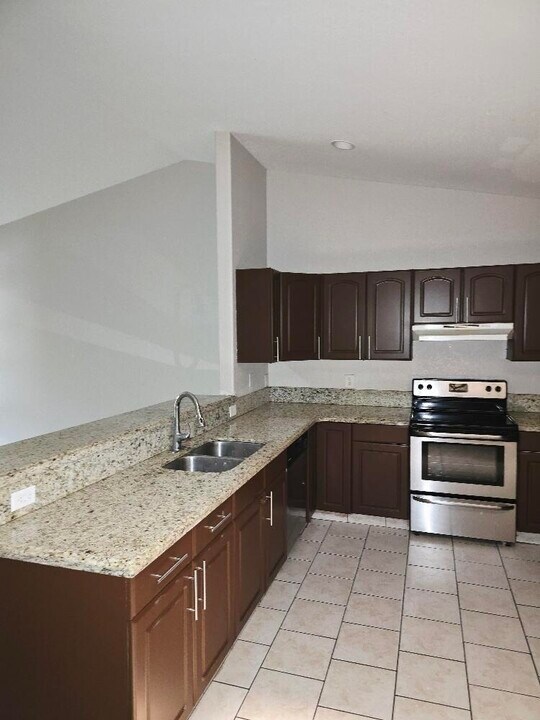 1406 White Pine Dr in Wellington, FL - Building Photo