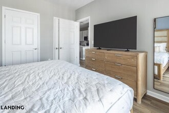 100 River Park Dr, Unit 120 in Raritan, NJ - Building Photo - Building Photo