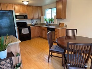 404 Meadowgreen Dr in Santa Rosa, CA - Building Photo - Building Photo