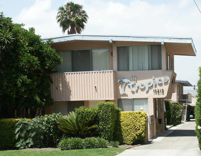 The Tropics in Sherman Oaks, CA - Building Photo - Building Photo