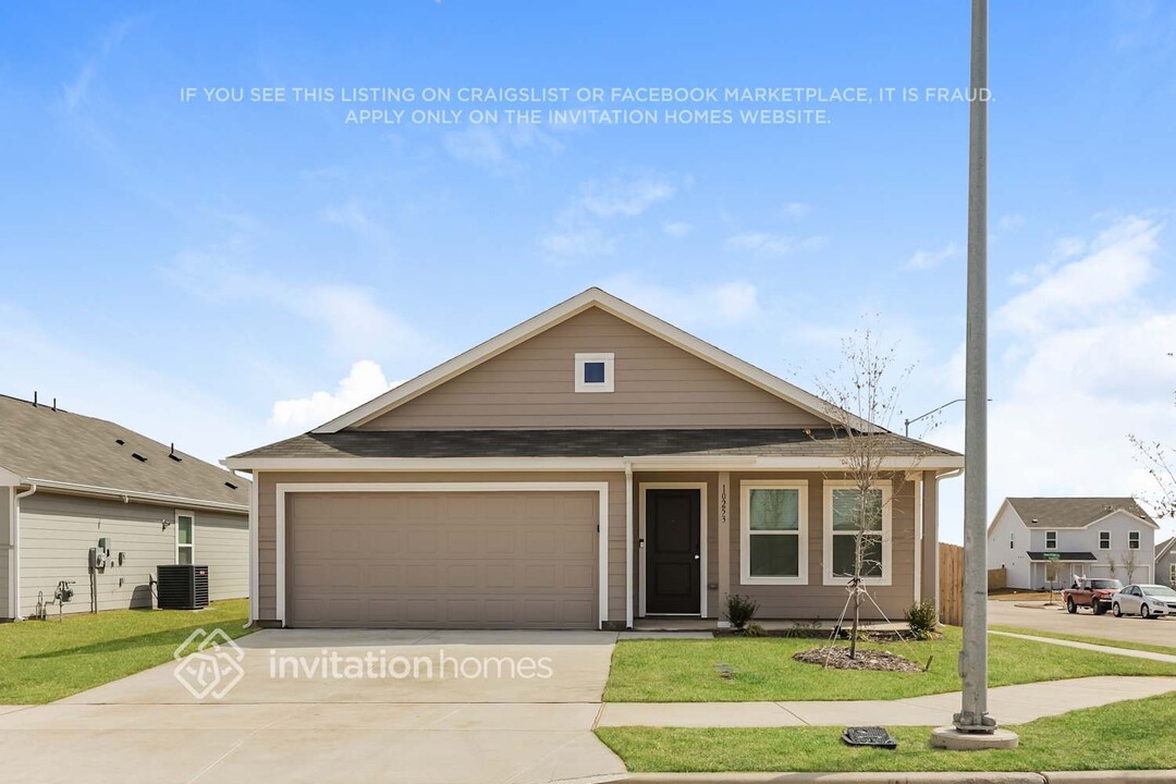 10253 Hackberry Spg Wy in Crowley, TX - Foto de edificio