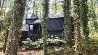 4621 Kings Crossing Dr NE in Kennesaw, GA - Building Photo