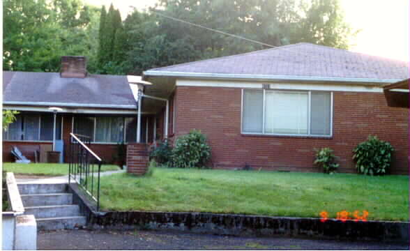 9727 SE 33rd Ave in Milwaukie, OR - Foto de edificio