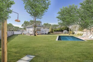 8 Westerly Ct in Hampton Bays, NY - Building Photo