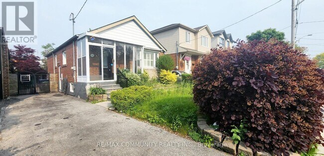 93 Lankin Blvd in Toronto, ON - Building Photo - Building Photo