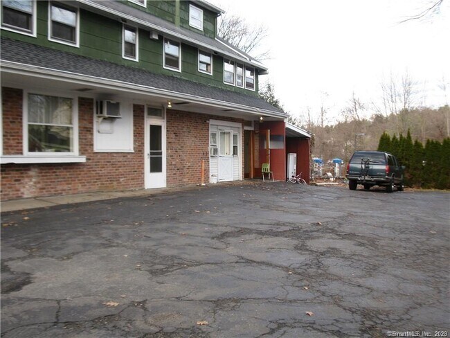 8 Burnham St-Unit -3B in Plymouth, CT - Building Photo - Building Photo