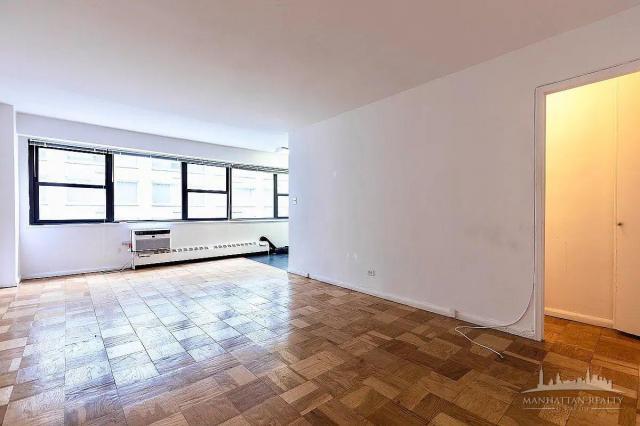 330e E 46th St in New York, NY - Building Photo - Building Photo