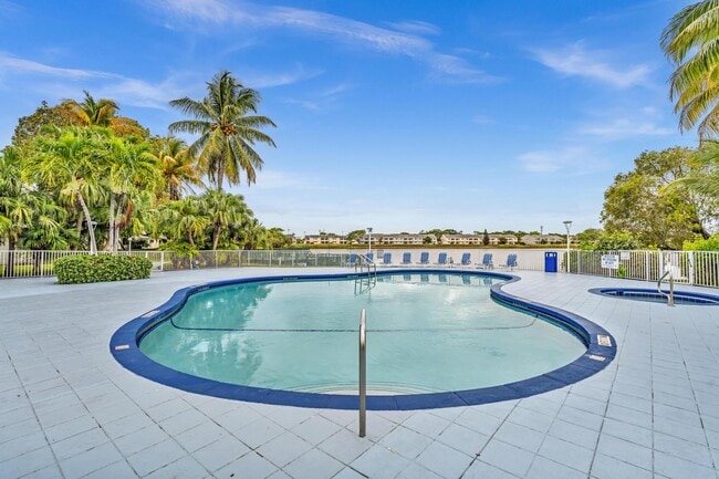 3429 NW 44th St in Lauderdale Lakes, FL - Foto de edificio - Building Photo