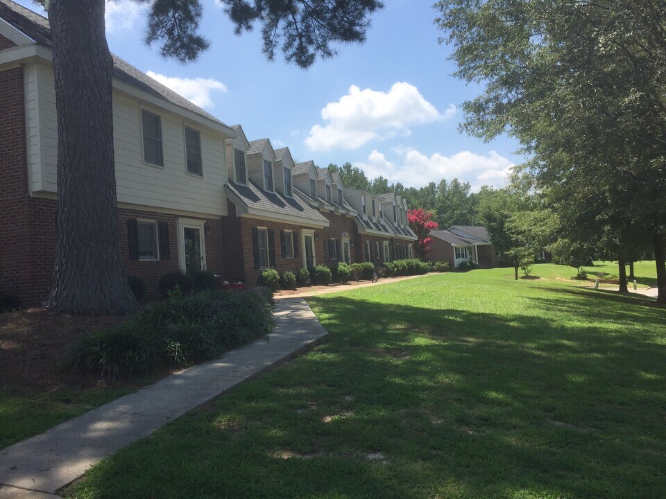 2505 Saint Christopher Cir SW, Unit Apartment J in Wilson, NC - Foto de edificio