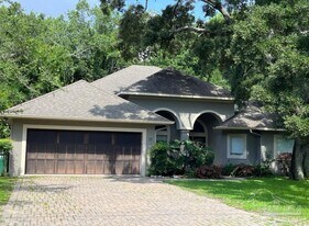 11 Highpoint Dr in Gulf Breeze, FL - Building Photo