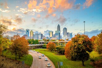 The Commons at St. Lloyd's in Charlotte, NC - Foto de edificio - Building Photo