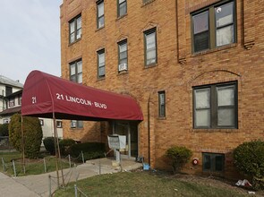 21 Lincoln Blvd in Hempstead, NY - Foto de edificio - Building Photo