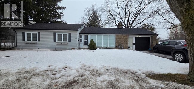 1025 Queen's Blvd in Kitchener, ON - Building Photo - Building Photo