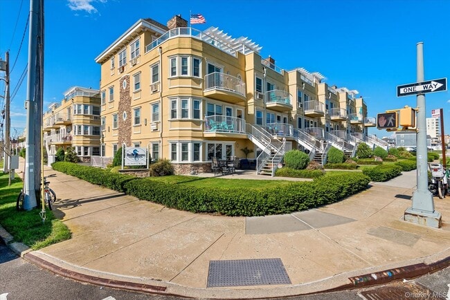 100-12 Shore Front Pkwy in Queens, NY - Building Photo - Building Photo