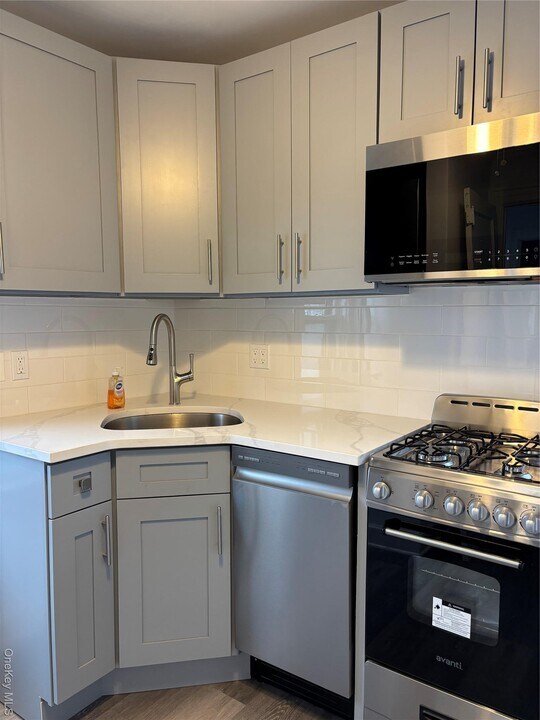 225 Lexington Ave in Oyster Bay, NY - Building Photo