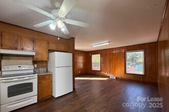 6126 Cherrycrest Ln in Charlotte, NC - Building Photo - Building Photo