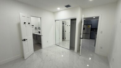 4717 NW 11th Ave in Miami, FL - Foto de edificio - Building Photo