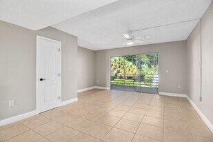 1901 Indian River Blvd in Vero Beach, FL - Building Photo