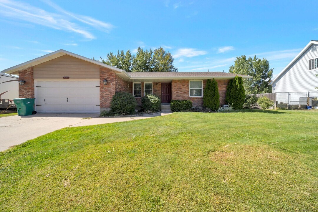 2201 N 2300 E in Layton, UT - Building Photo