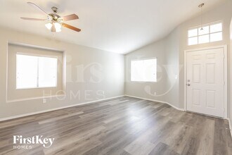 1900 Toscanini Way in North Las Vegas, NV - Foto de edificio - Building Photo