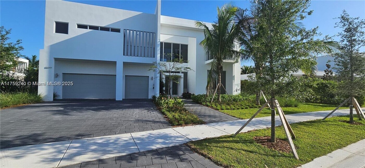16644 Botaniko Dr S in Weston, FL - Building Photo