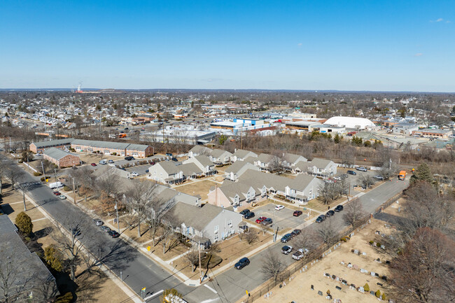 Monroe Gardens in Lindenhurst, NY - Building Photo - Building Photo