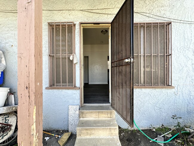 551 W 45th St, Unit 3-4 in Los Angeles, CA - Building Photo - Building Photo