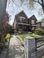 700 Brock Av in Toronto, ON - Building Photo