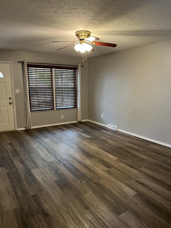 366 Stephens Rd in Akron, OH - Foto de edificio - Building Photo