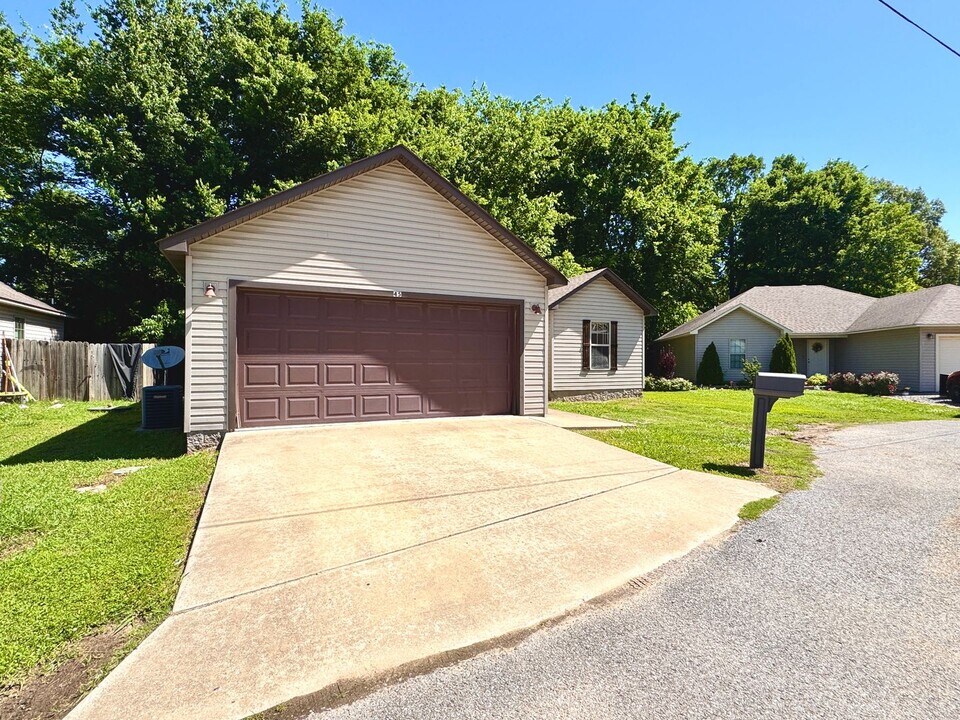 45 Southstone Dr in Batesville, AR - Building Photo