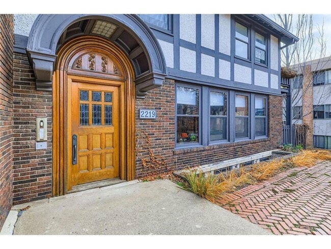 2219 Pillsbury Ave in Minneapolis, MN - Building Photo - Building Photo