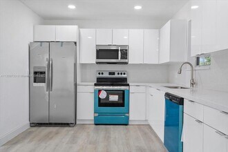261 NE 172nd St-Unit -A in North Miami Beach, FL - Building Photo - Building Photo