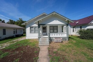 207 S Elm St in Eureka, KS - Building Photo
