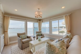 3740 Riviera Dr, Unit Mission Bay Condo in San Diego, CA - Building Photo