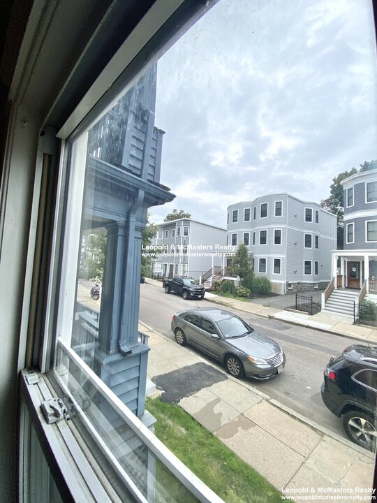 21 Roseclair St, Unit 1 in Boston, MA - Foto de edificio