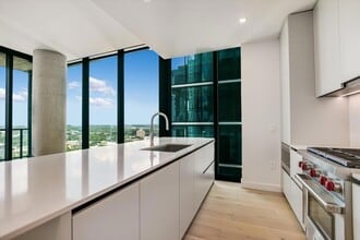 610 Davis St, Unit 2505 in Austin, TX - Foto de edificio - Building Photo