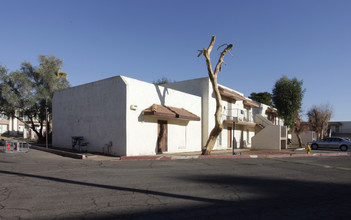 Buenas on 27th in Phoenix, AZ - Foto de edificio - Building Photo