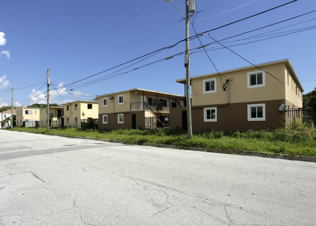 D&K Island Apartments in Miami, FL - Foto de edificio - Building Photo