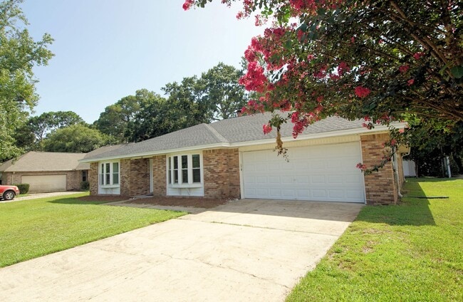 211 Brian Cir in Mary Esther, FL - Building Photo - Building Photo
